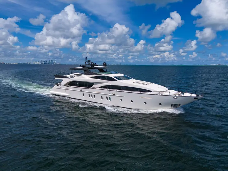 Azimut 130 — view 1