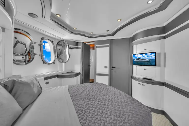 Azimut 130 — view 10