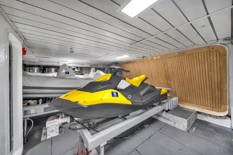 Azimut 130 — view 11